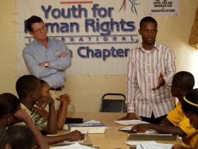 Tim Bowles και Jay Yarsiah κατά την παράδοση διάλεξης για τα ανθρωπινα δικαιώματα στη Λιβερία.