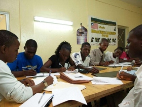 Φοιτητές που εργάζονται στη Λιβερία.