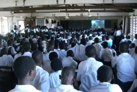 Σπουδαστές σε ένα σχολείο στην Άκρα παρακολουθούν ένα εκπαιδευτικό εργαστήρι για τα ανθρώπινα δικαιώματα, που πραγματοποιήθηκε από το παράρτημα στη Γκάνα της Νεολαίας υπέρ των Ανθρωπίνων Δικαιωμάτων Διεθνώς, με προσκεκλημένο ομιλητή, τον Διευθυντή Διεθνούς Ανάπτυξης της Νεολαίας για τα Ανθρώπινα Δικαιώματα Διεθνώς'