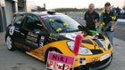 Niki Lanik με το αγωνιστικό του αυτοκίνητο Y4HR και μετάλλια